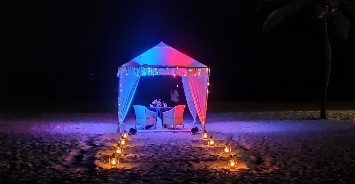 Couple Dining in Goa, Mobor Beach